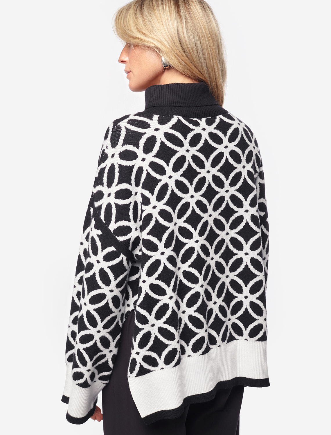 Ст.цена 2690р Свитер с боковыми разрезами жаккардовой вязки с кашемиром D34.147 черный-белый