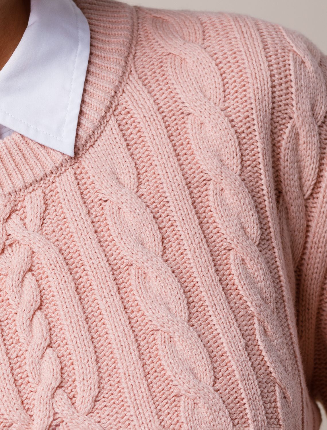 Ст.цена 2590р Свитер фактурной вязки с узором косы D39.330 пудровый