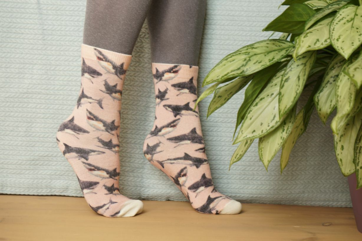 045 Slim Тонкие шерстяные носки Акула на розовом