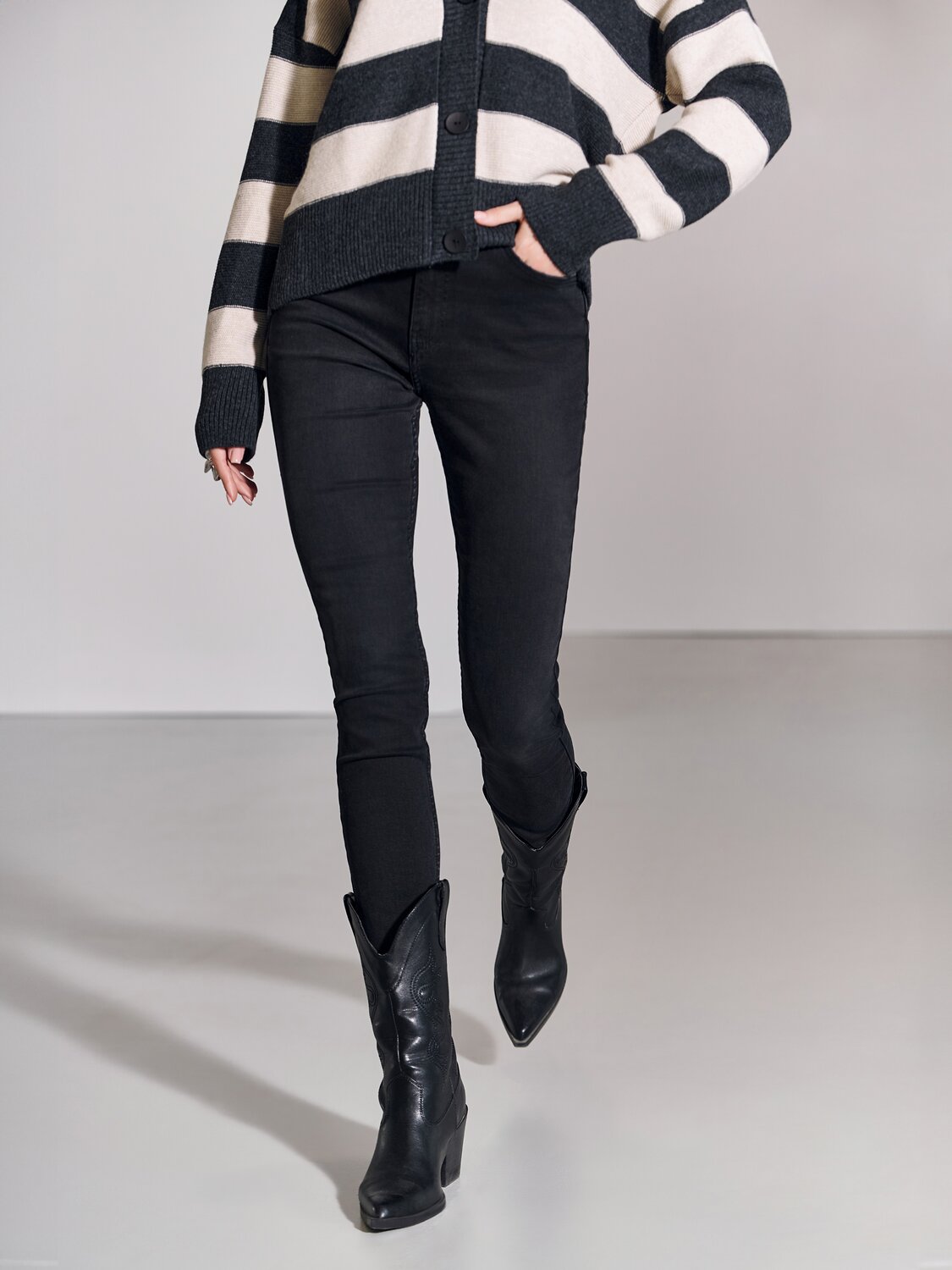 Ст.цена 3403р. Conte elegant Джинсы CON-671 black 508938