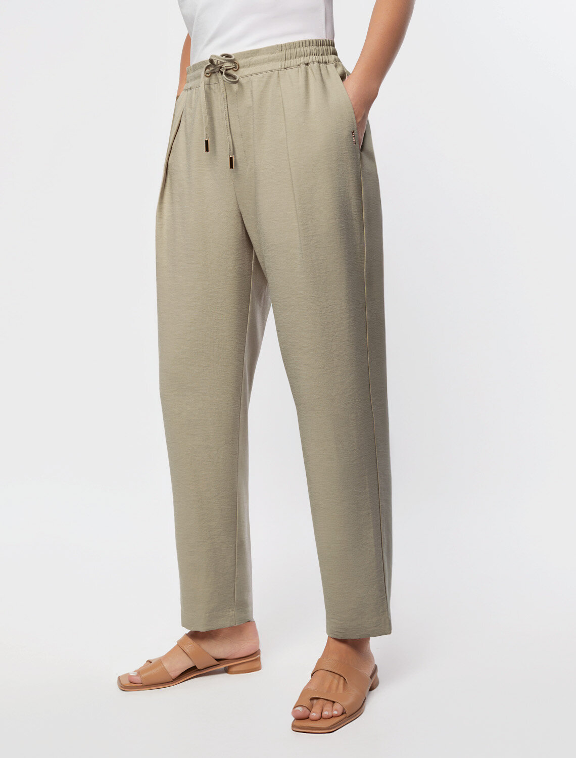 ст. цена2590руб.! VILATTE Брюки D24.265св.оливковый