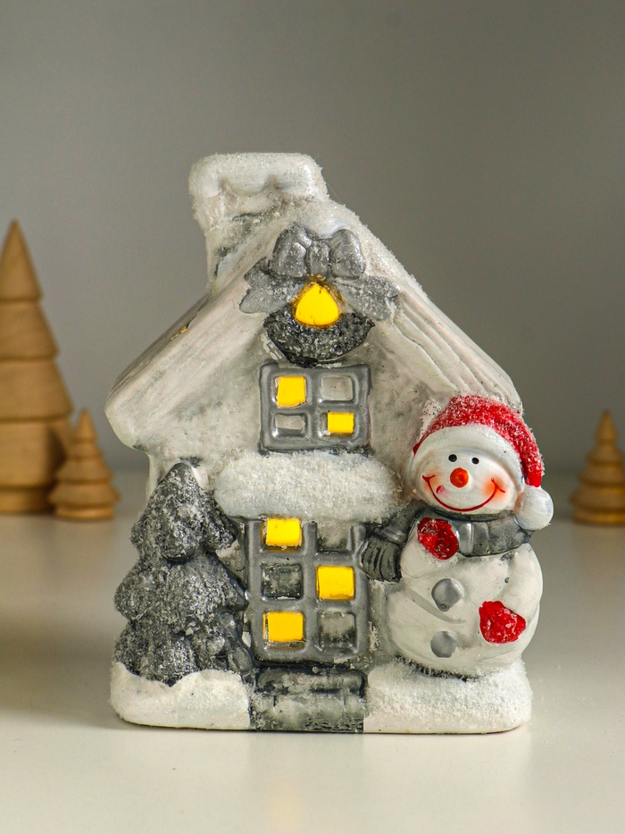 Фигурка светящаяся «Снеговичок у домика», керамика, 11.5×7.5×15.5 см