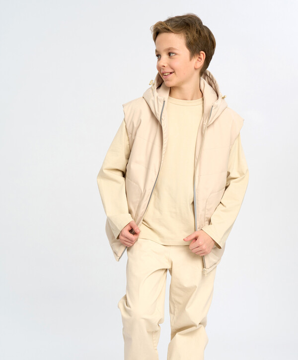 2080 р. 3200 р. Жилет детский утепленный молочный с капюшоном Button Blue