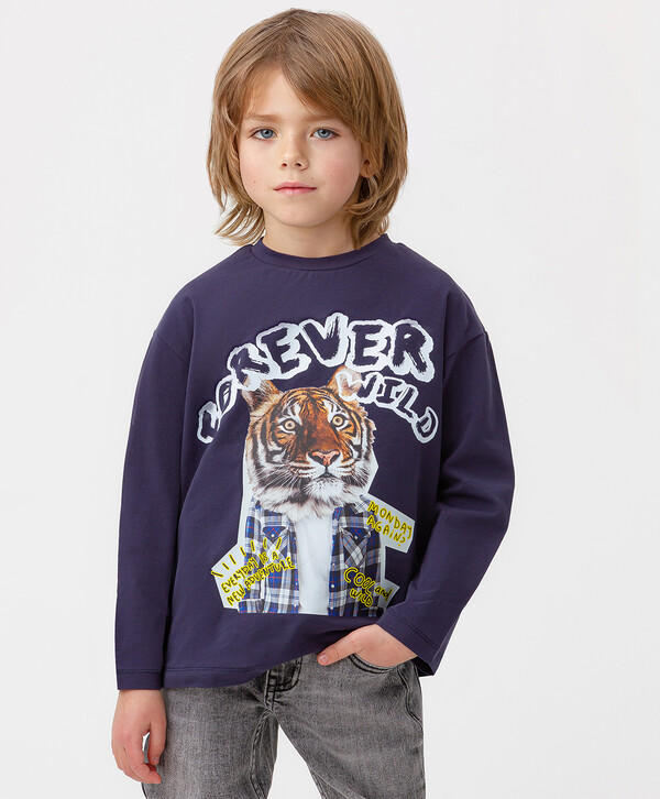 425 р. 850 р. Лонгслив хлопковый с оригинальным принтом темно-синий для мальчика Button Blue