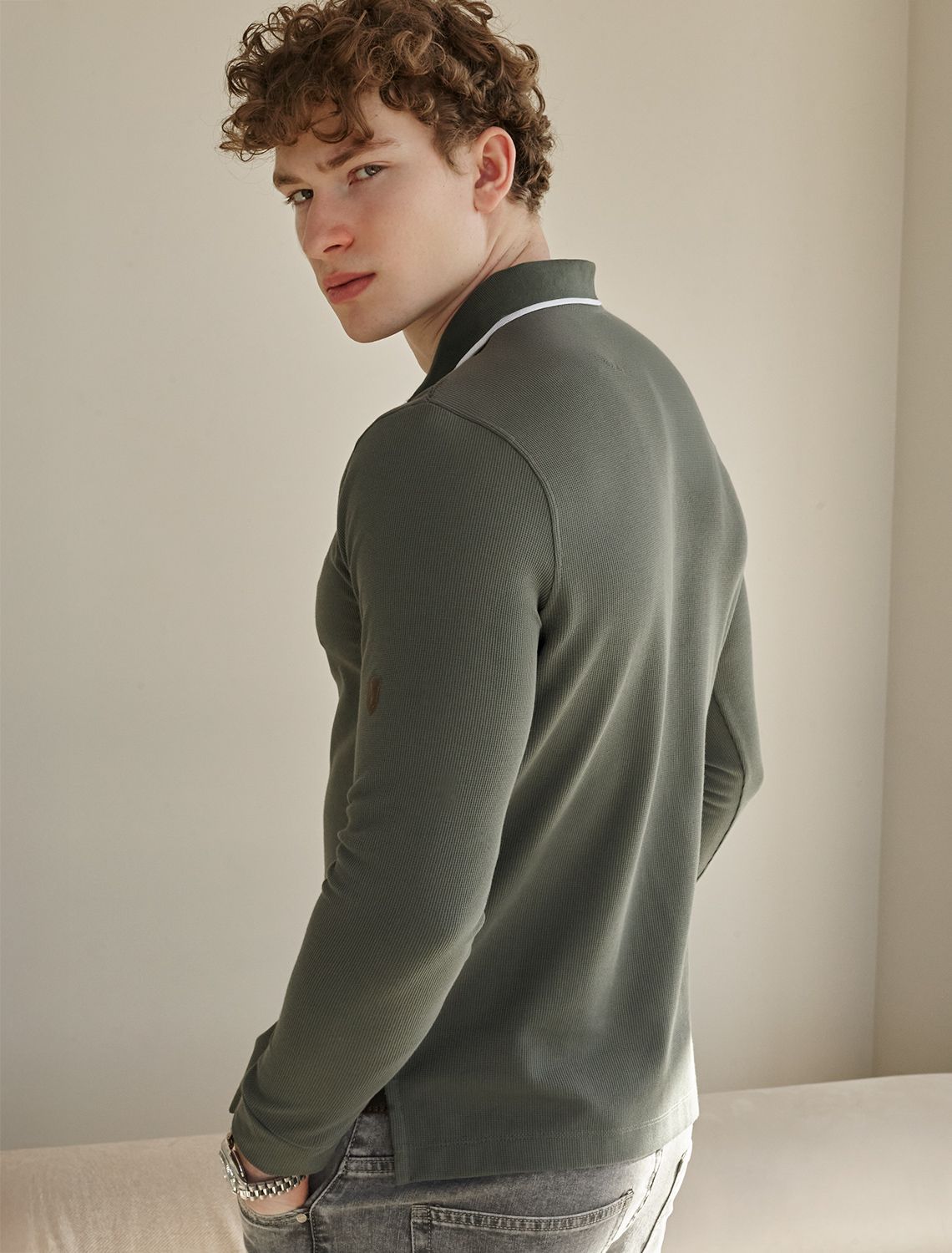 Поло из фактурного трикотажа с застежкой на молнию