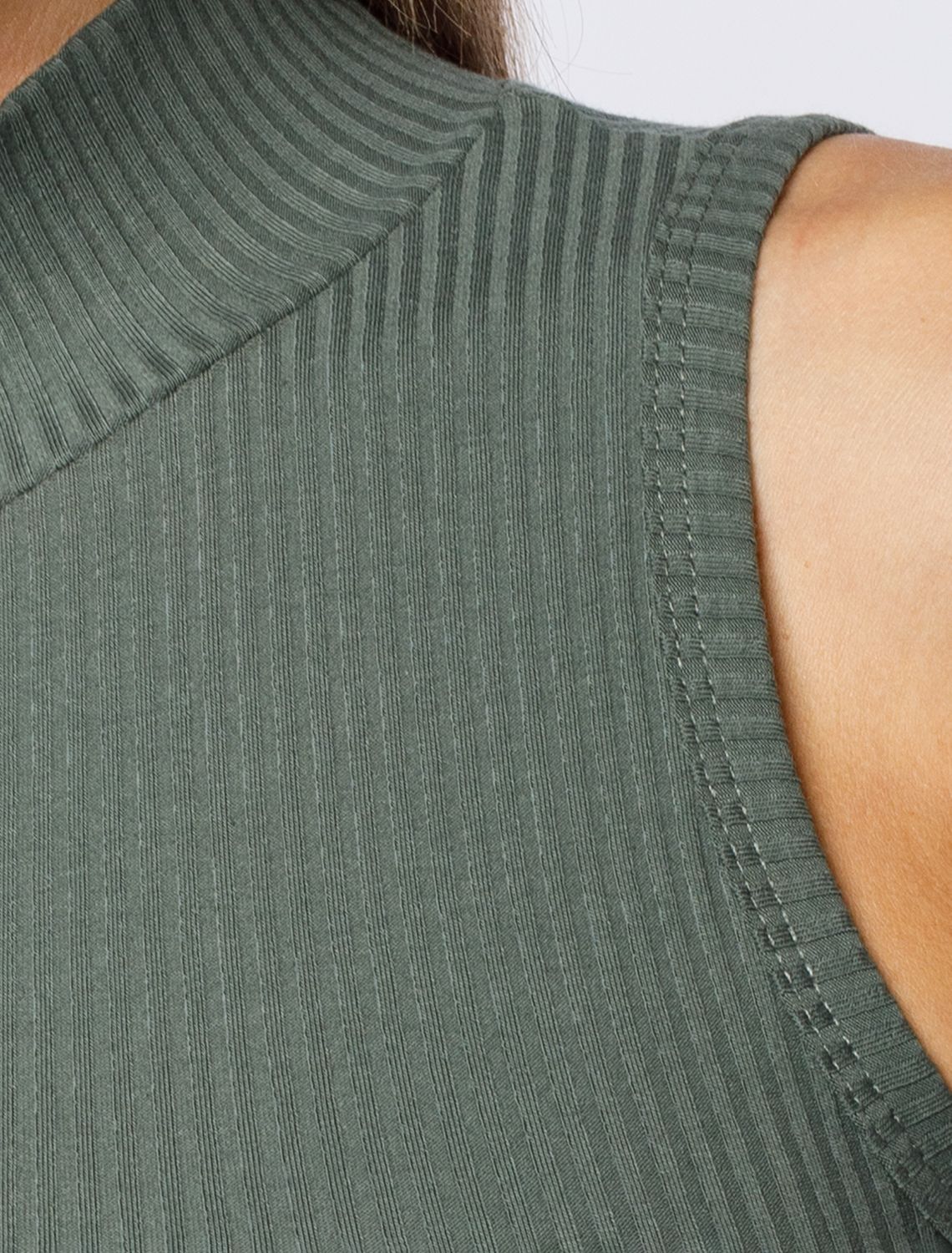 Топ из трикотажа в широкий рубчик