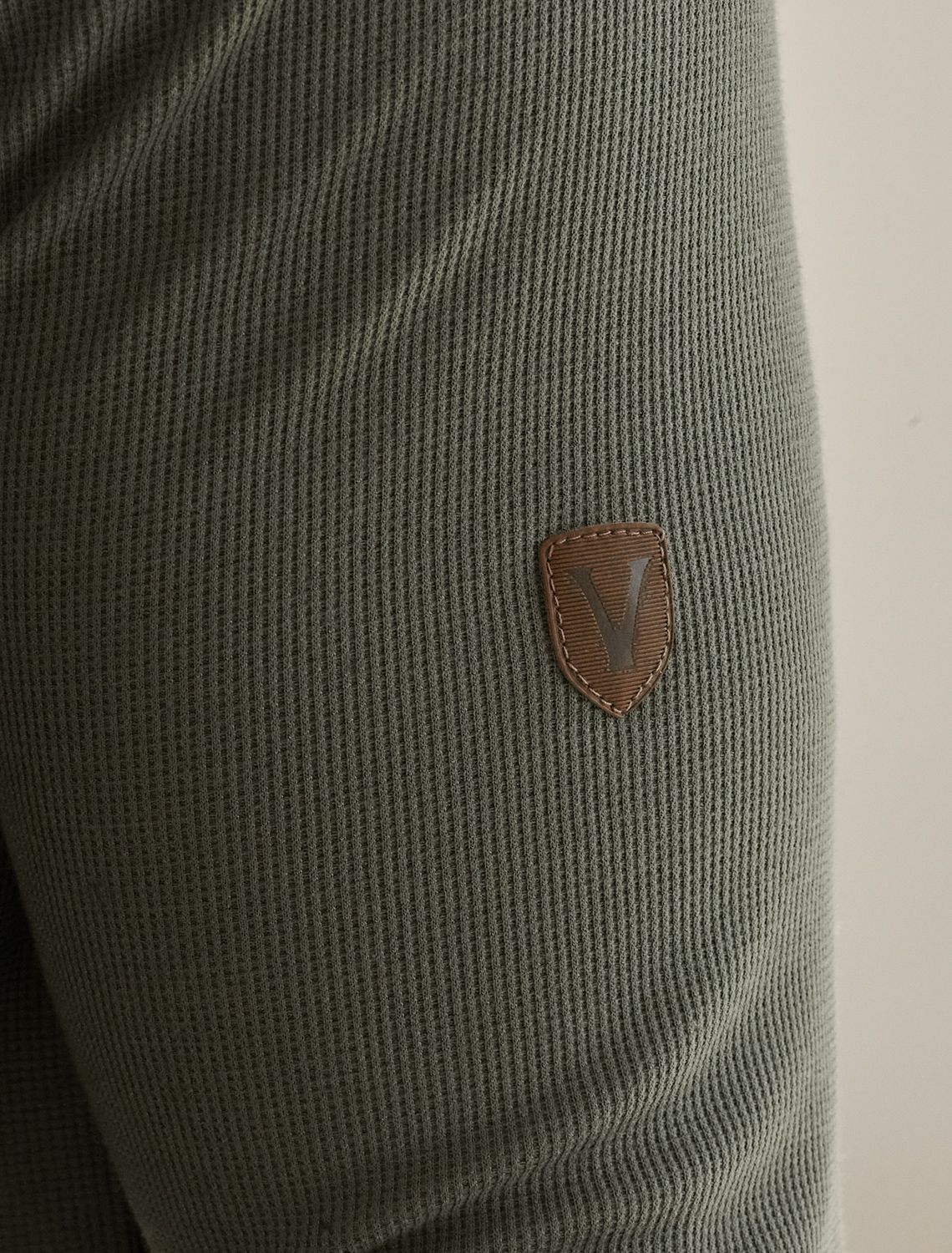 Поло из фактурного трикотажа с застежкой на молнию