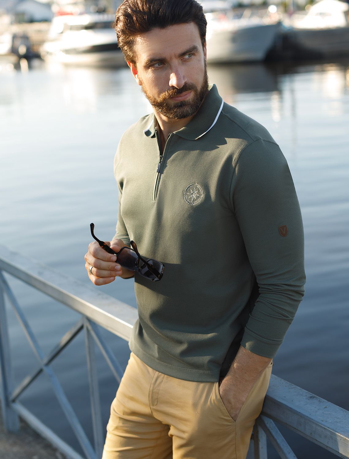 Поло из фактурного трикотажа с застежкой на молнию