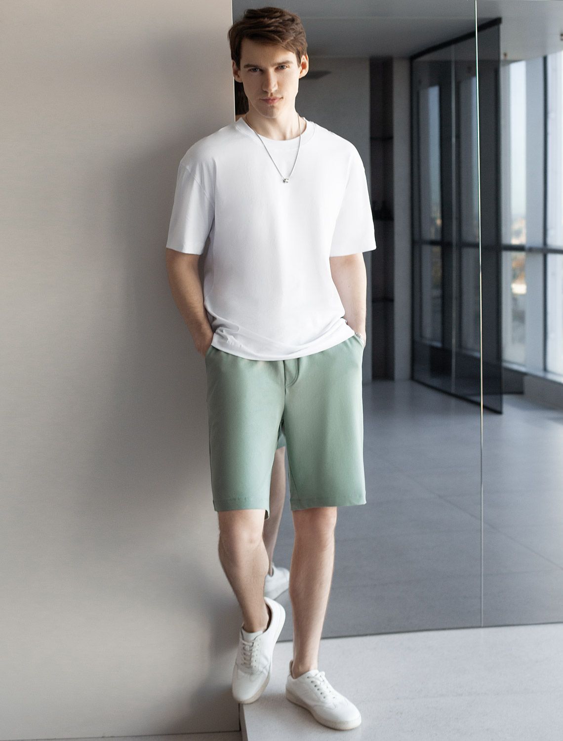 Шорты из тонкого футера с карманом на молнии