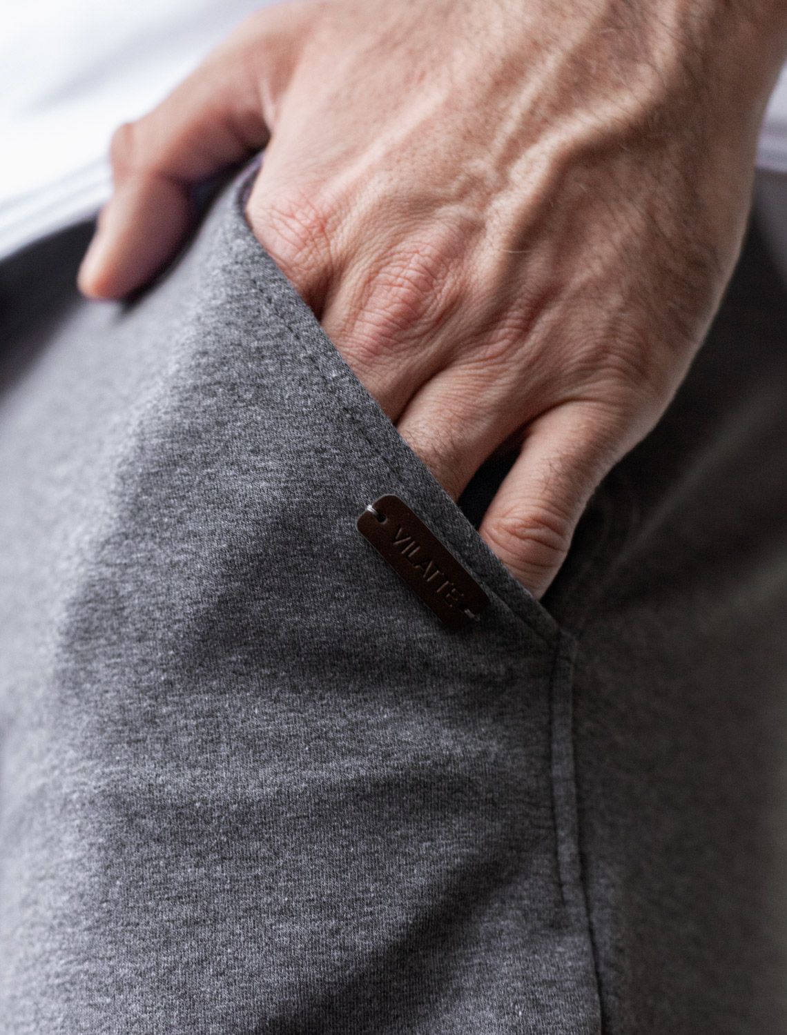 Брюки из тонкого футера с карманом на молнии