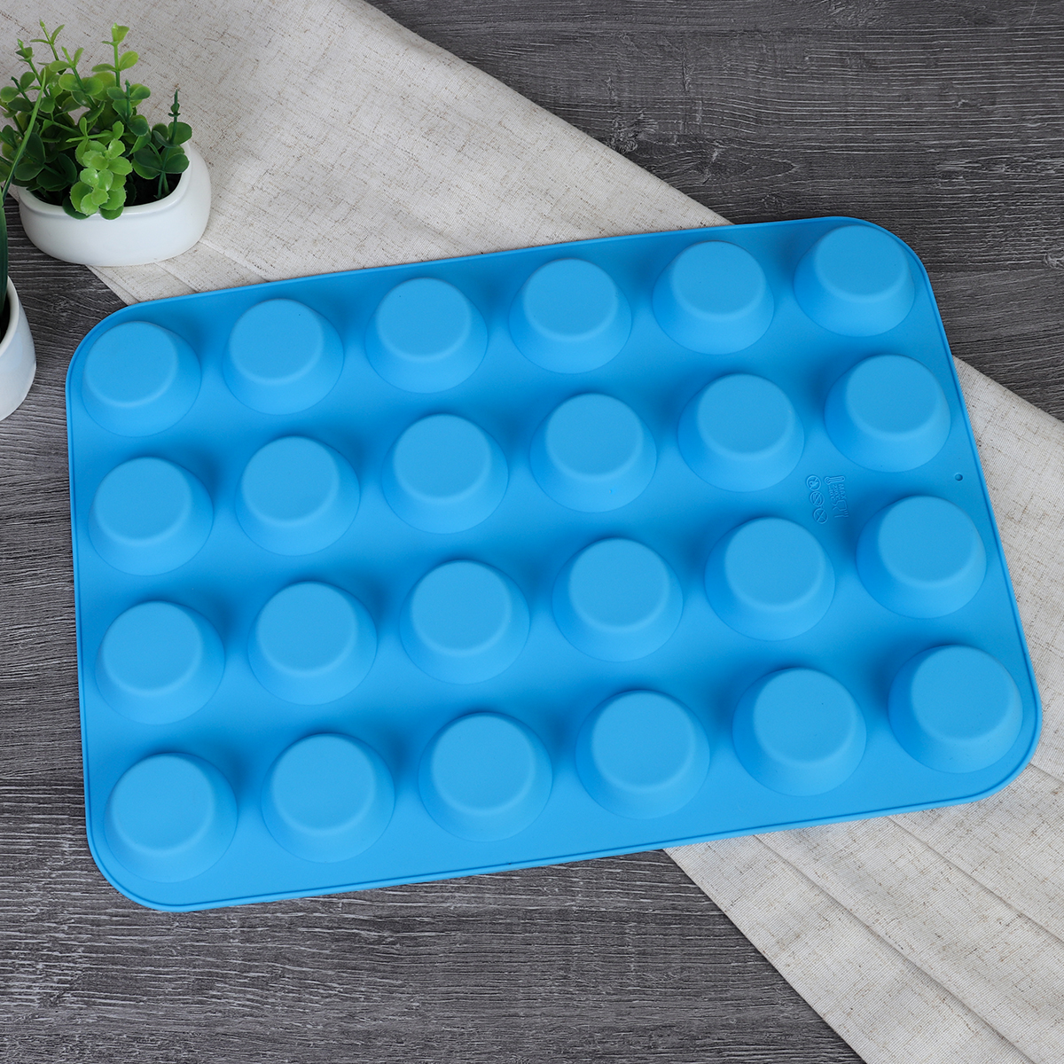 Форма для выпечки 24 ячейки силиконовая Пирамидки 2х2 см / HL-238 /уп 100/ 0,163/ 34*24*2/ ПРОМО АКЦИЯ