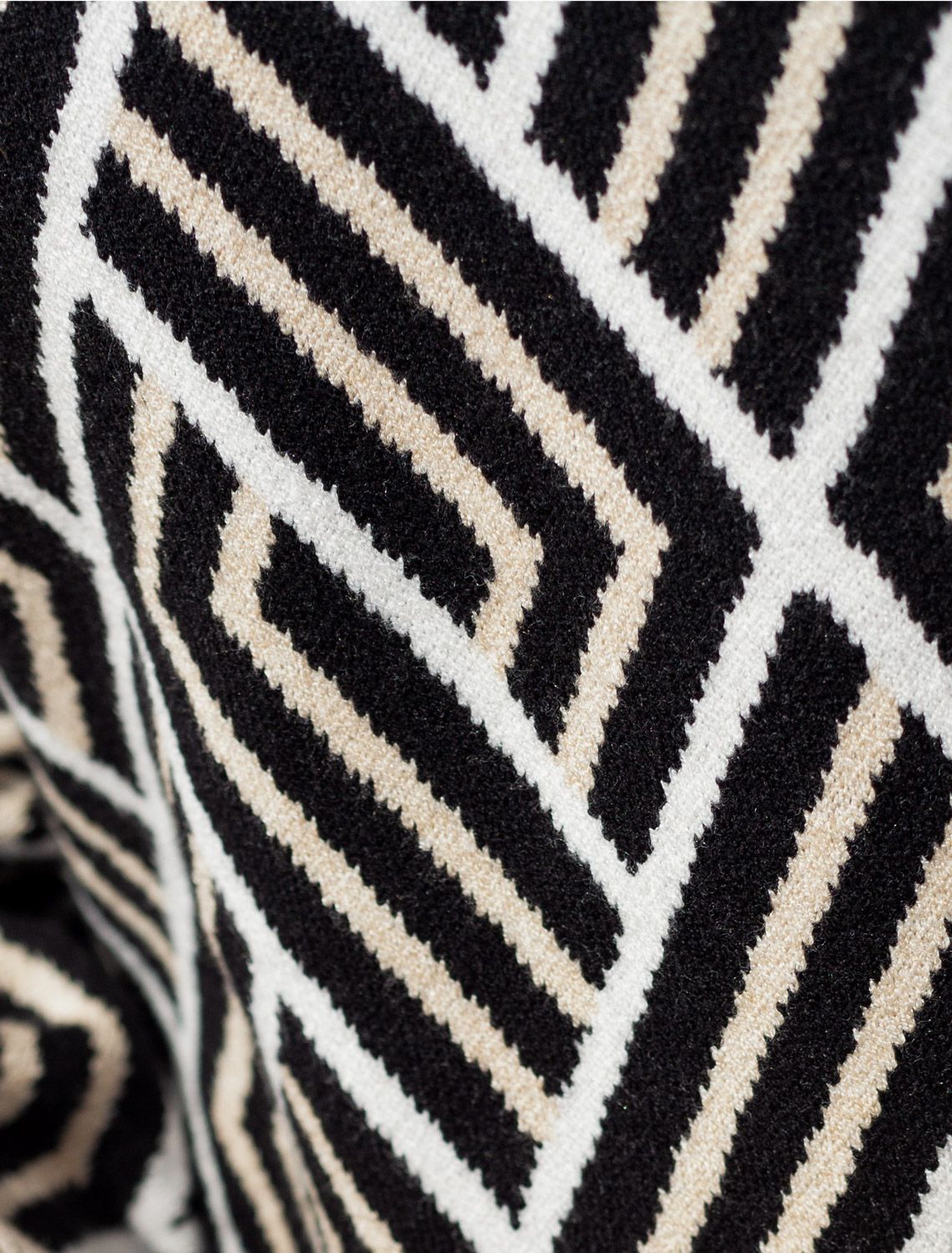 Ст.цена 3190р Платье жаккардовой вязки с кашемиром D32.111 черный-бежевый