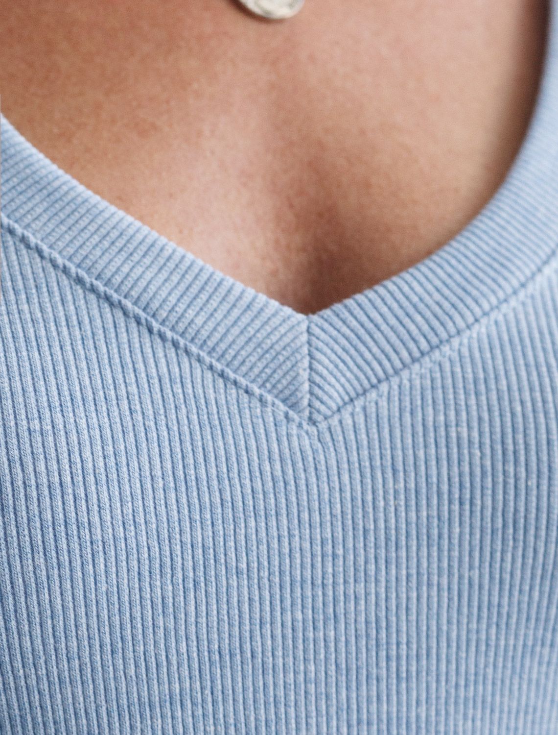 Ст.цена 1190р Футболка из плотного трикотажа в рубчик с V-образным вырезом D49.129 голубой меланж