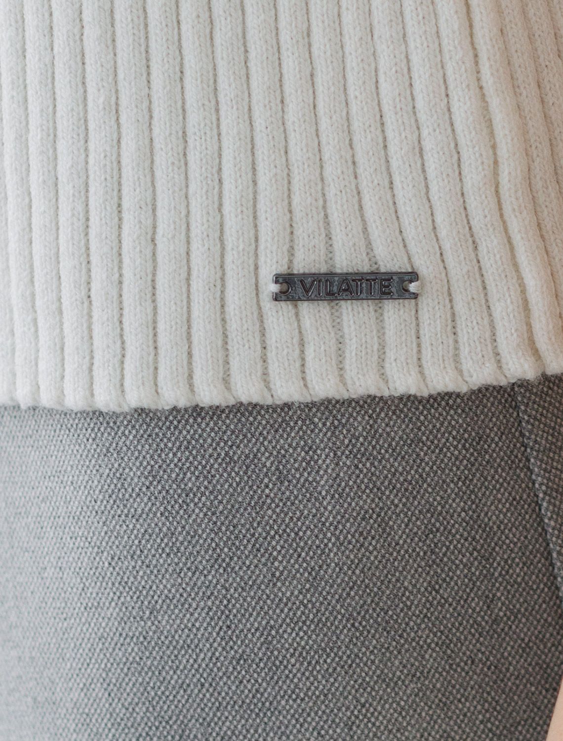 Ст.цена 2090р Джемпер-поло с застежкой на молнии из хлопка с кашемиром D39.351 натуральный белый