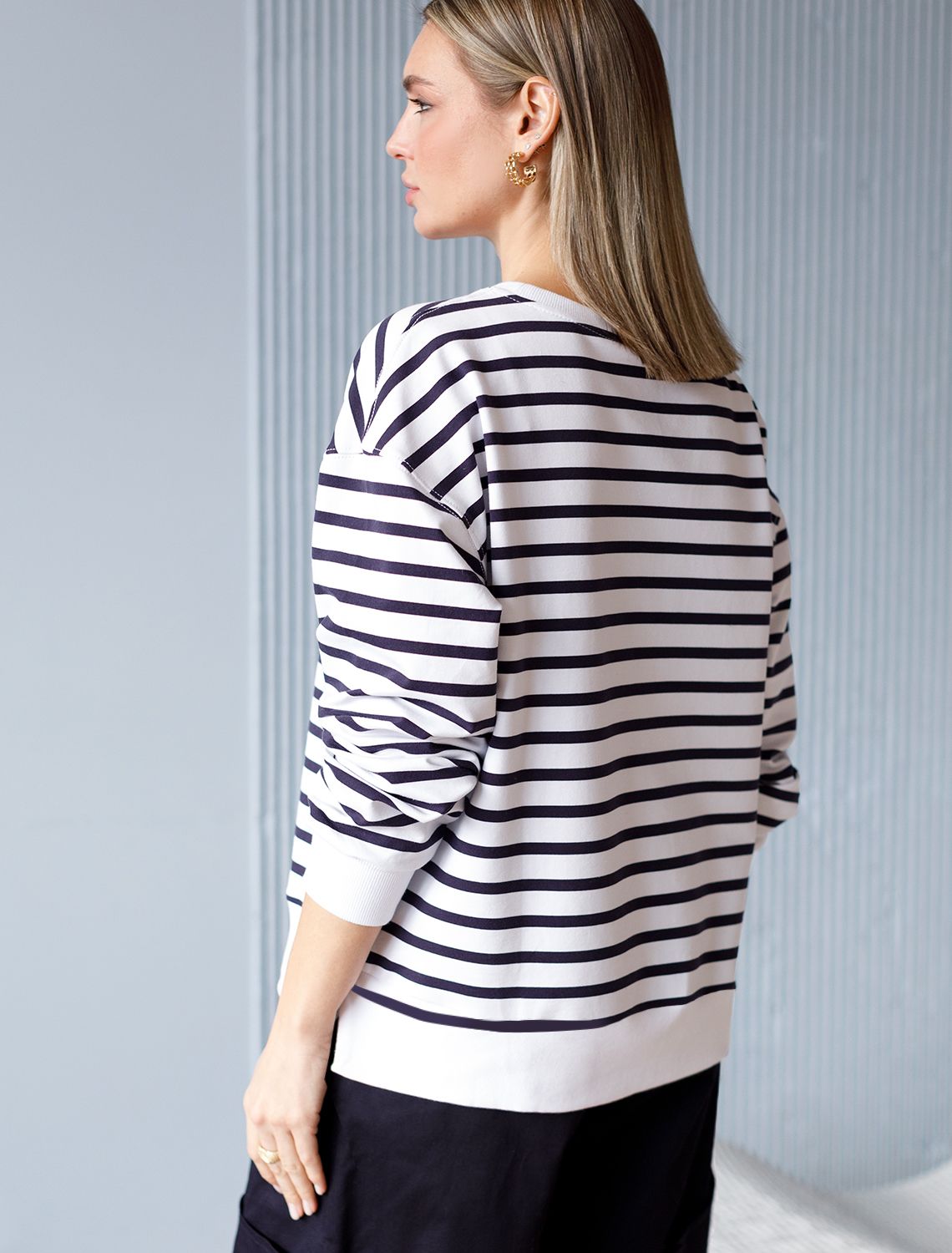 Ст.цена 2590р Джемпер из тонкого премиального футера с эластаном D49.055 белый-т.синий полоса