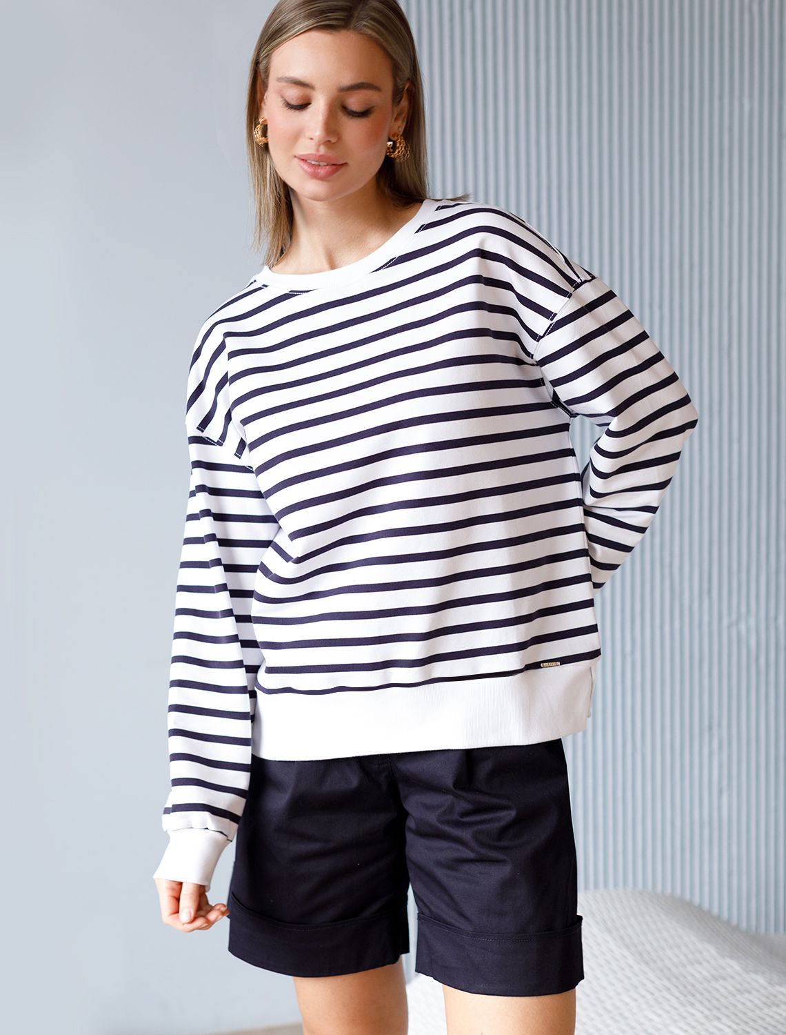 Ст.цена 2590р Джемпер из тонкого премиального футера с эластаном D49.055 белый-т.синий полоса