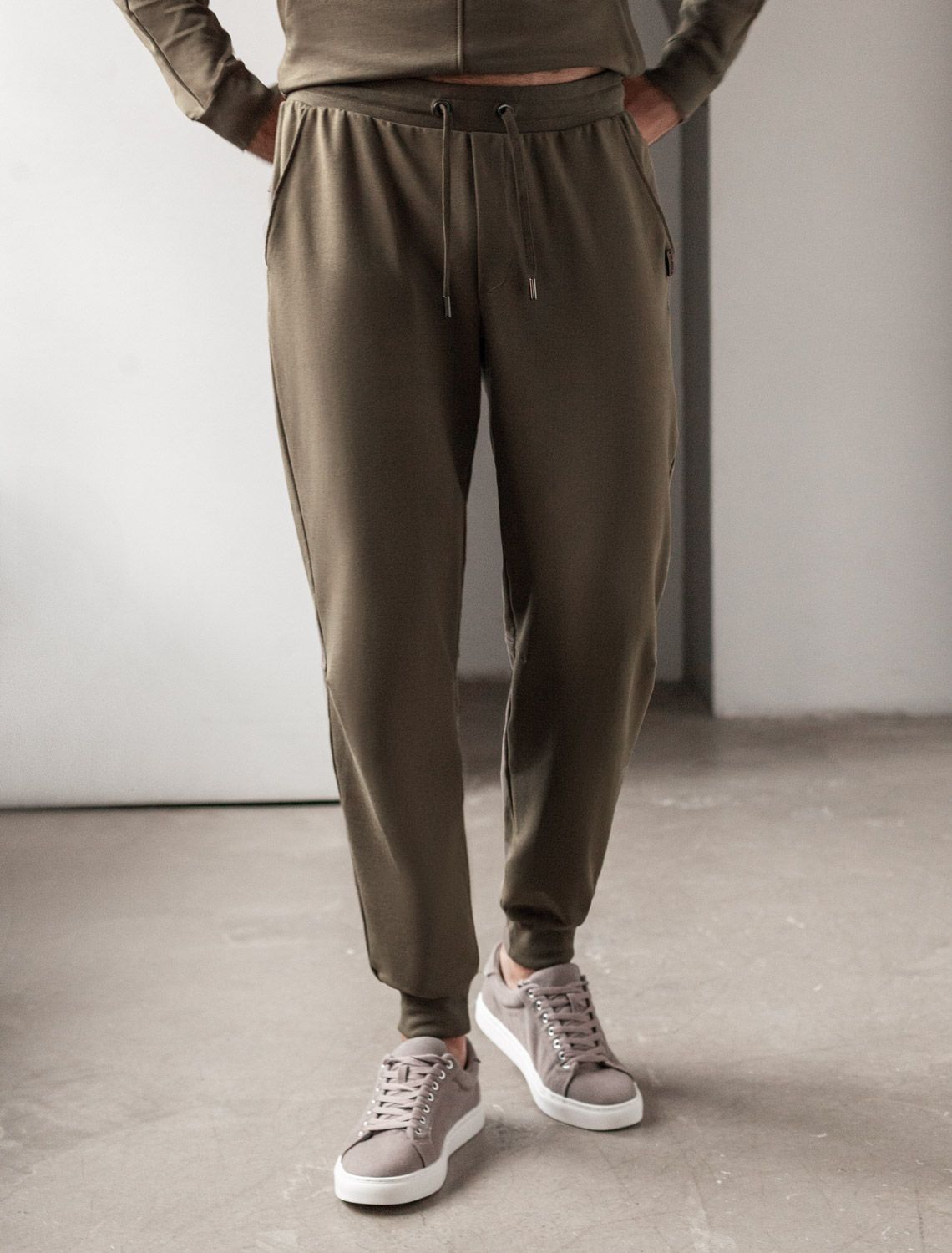 Ст.цена 1990р Брюки из тонкого футера с карманом на молнии U44.005 хаки