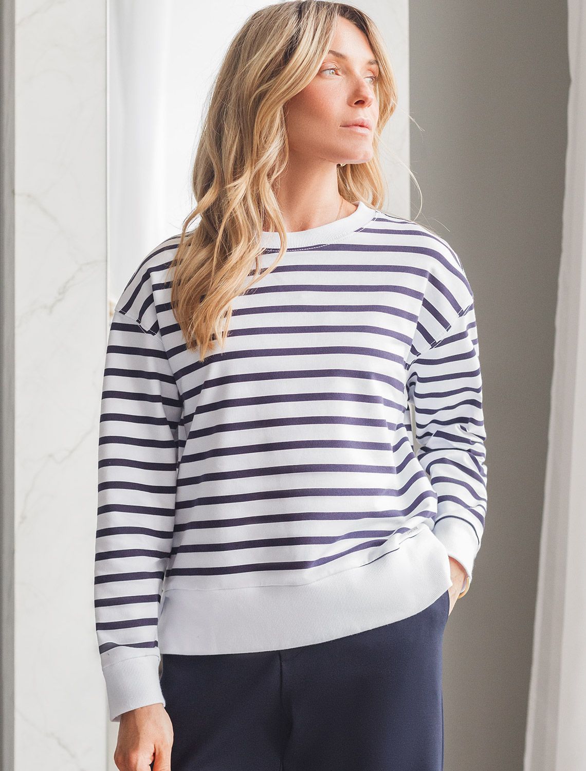 Ст.цена 2590р Джемпер из тонкого премиального футера с эластаном D49.055 белый-т.синий полоса