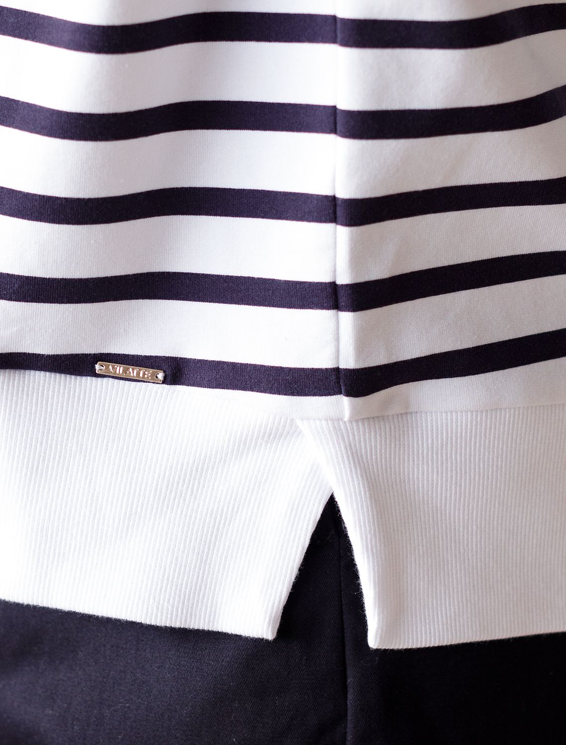 Ст.цена 2590р Джемпер из тонкого премиального футера с эластаном D49.055 белый-т.синий полоса