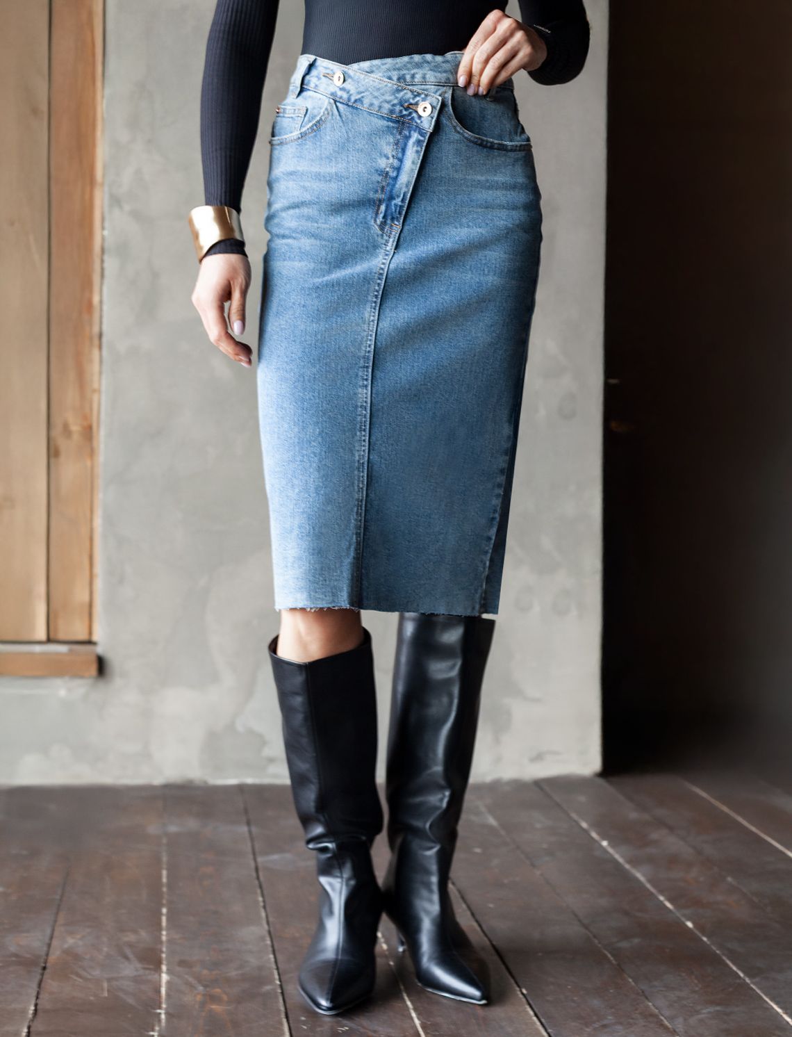 Ст.цена 2390р Юбка с ассиметричной застежкой из эластичного денима D56.119 синий