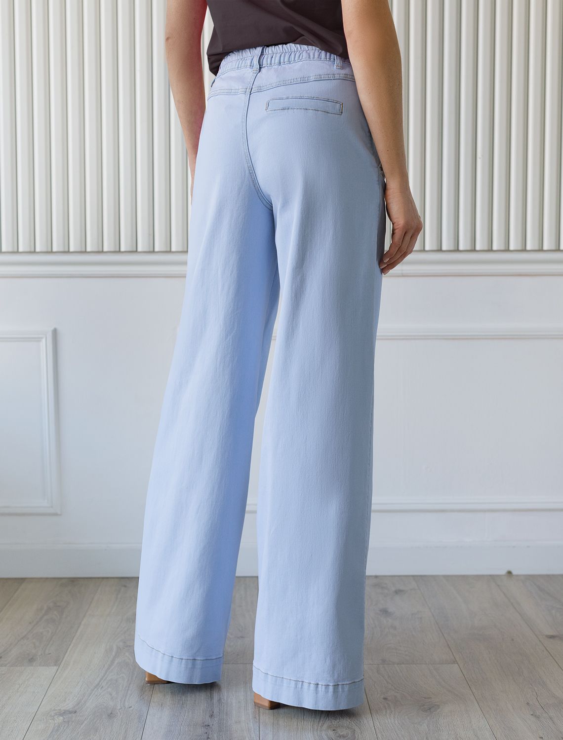 Ст.цена 2890р Джинсы из эластичного денима с резинкой на поясе D54.094 светло-голубой