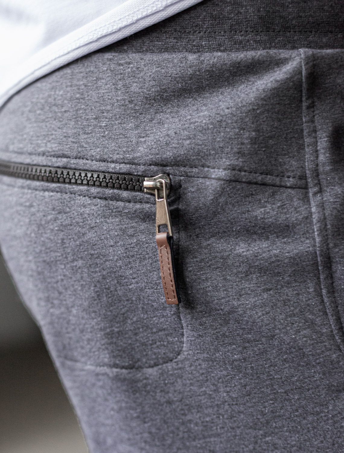 Ст.цена 1990р Брюки из тонкого футера с карманом на молнии U44.005 серый меланж