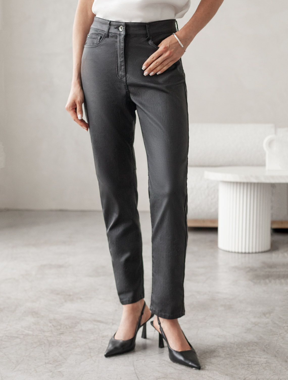 Ст.цена 2590р Брюки mom fit из эластичного хлопка с покрытием под кожу D24.274 черный