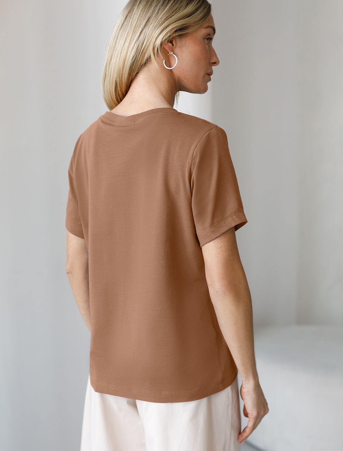 Ст.цена 1190р Футболка из премиального хлопка с эластаном D49.096 карамель