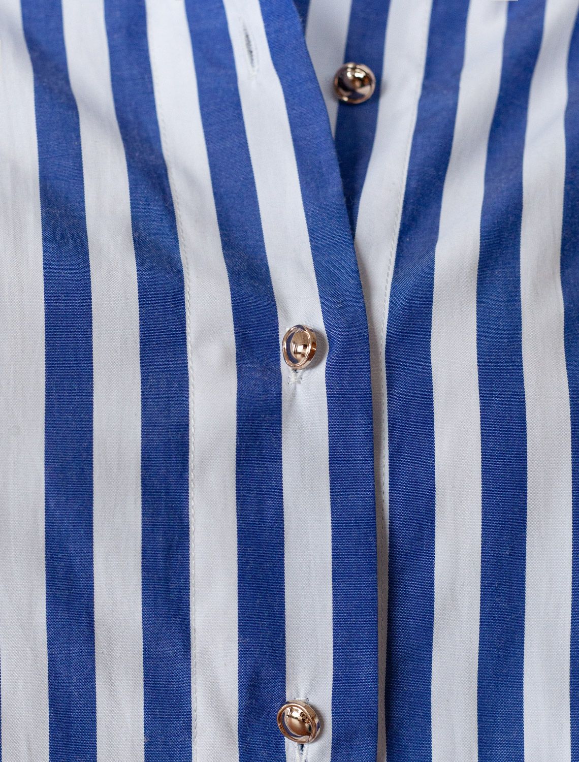 Блузка свободного силуэта с золотистыми пуговицами