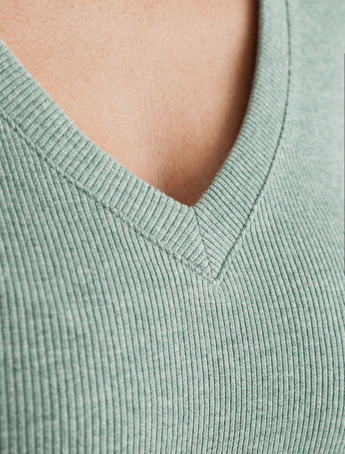 Футболка из плотного трикотажа в рубчик с V-образным вырезом