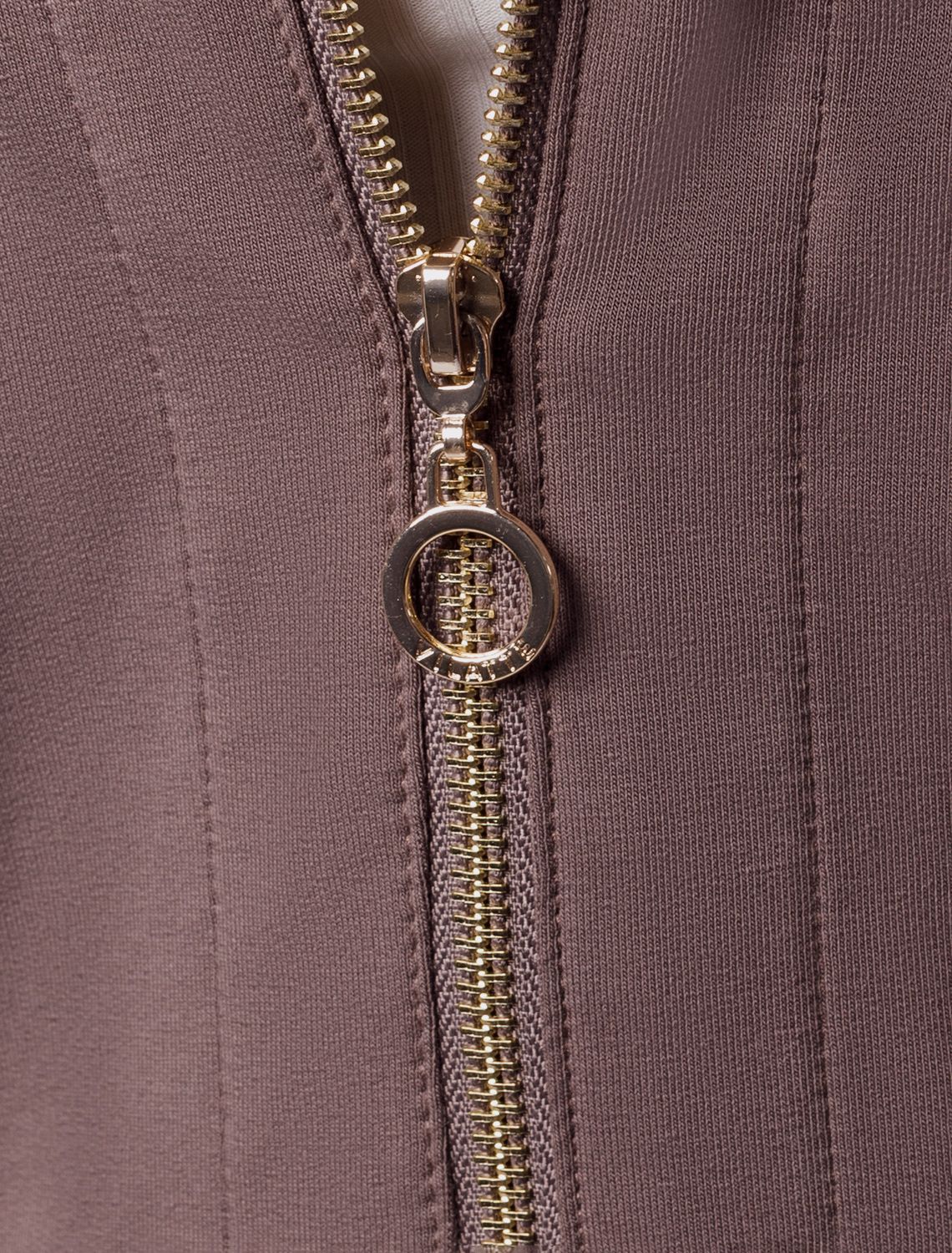 Парка с золотистой фурнитурой из тонкого эластичного футера