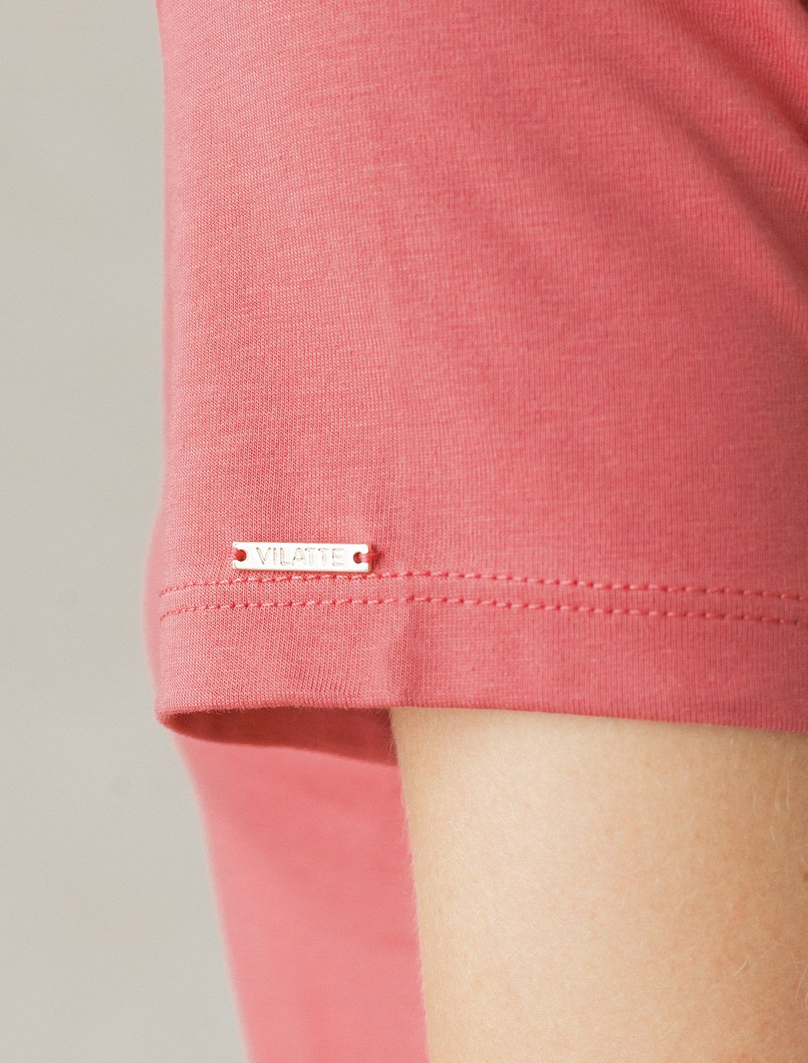 Футболка из премиального хлопка с V-образным вырезом