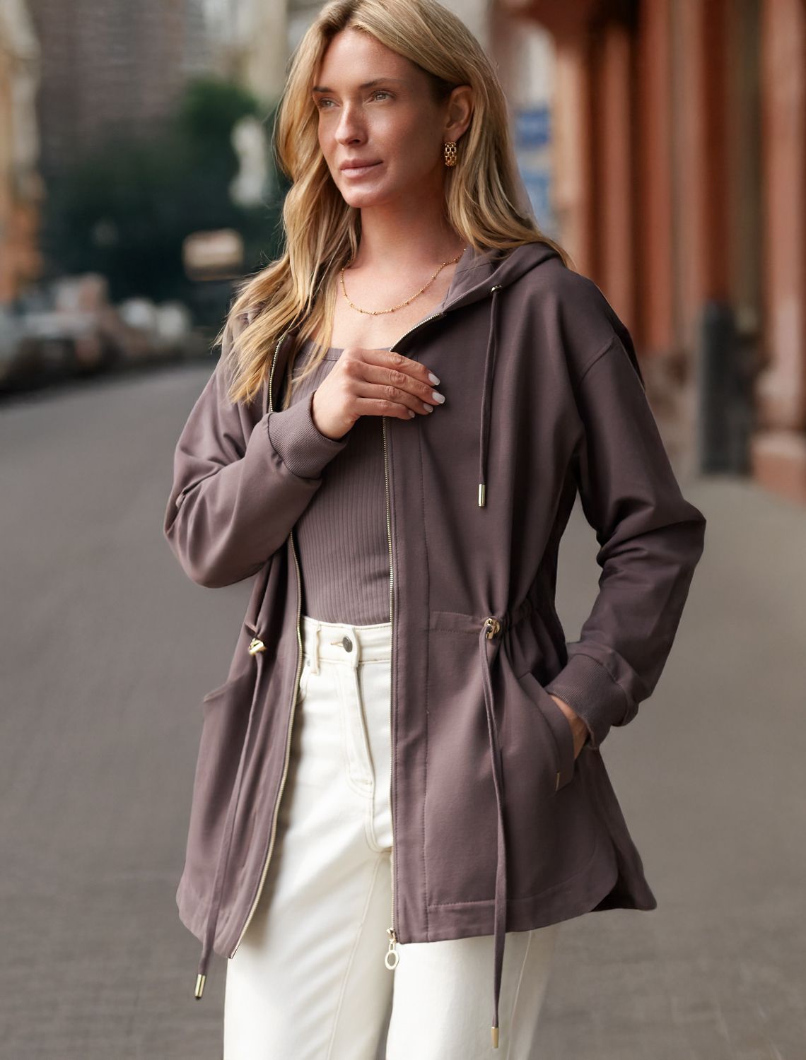 Парка с золотистой фурнитурой из тонкого эластичного футера