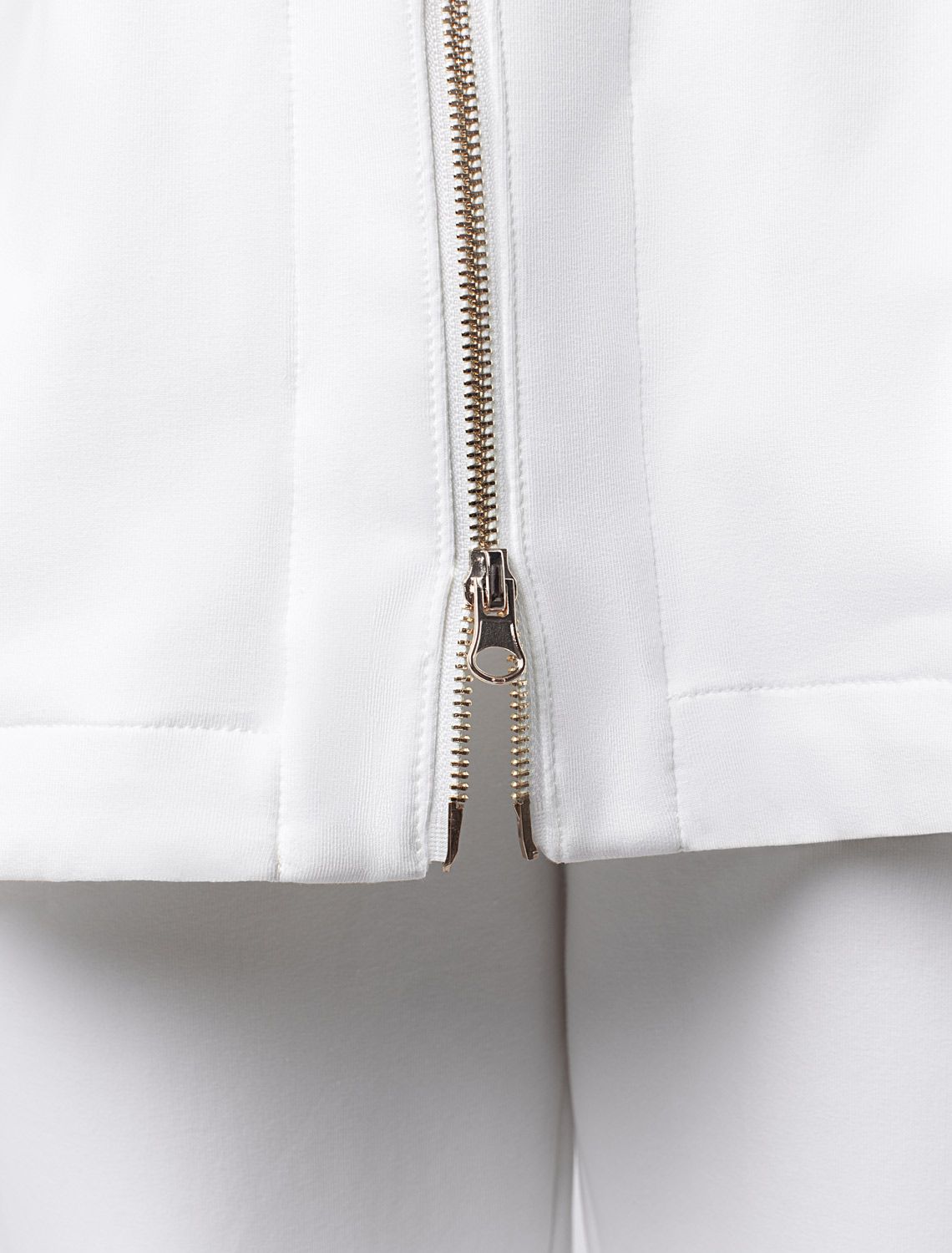 Парка с золотистой фурнитурой из тонкого эластичного футера