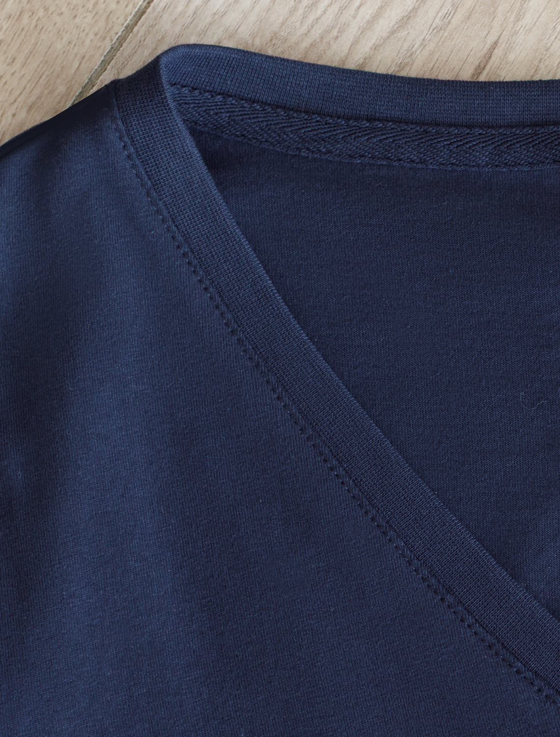 Футболка из 100% хлопка с V-образным вырезом