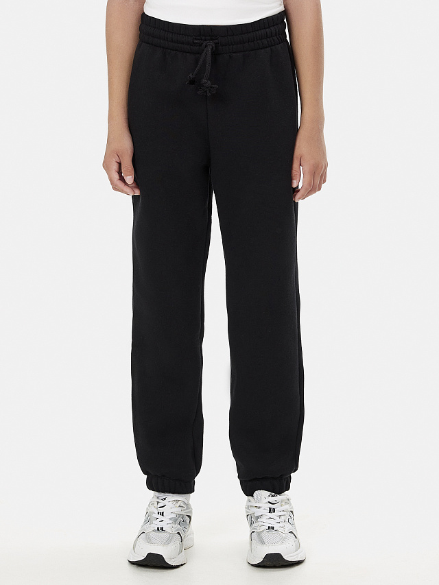 Брюки-джоггеры для мальчиков в черном цвете