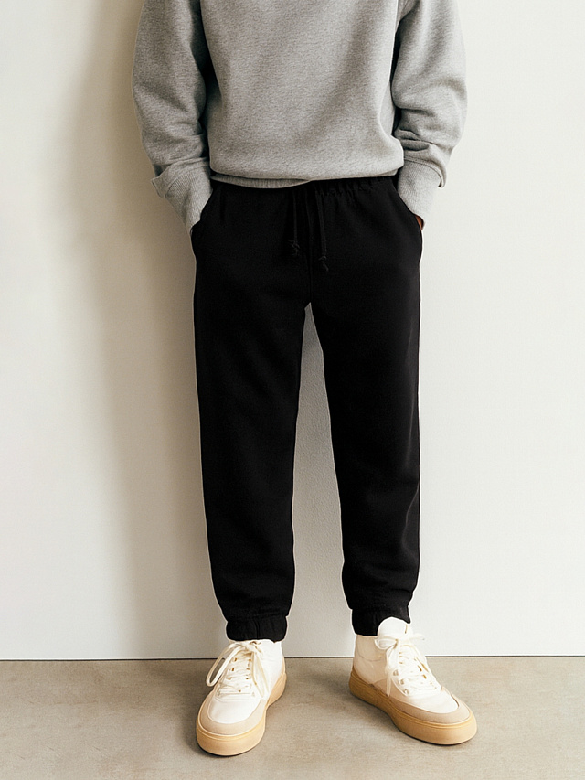 Брюки-джоггеры для мальчиков в черном цвете