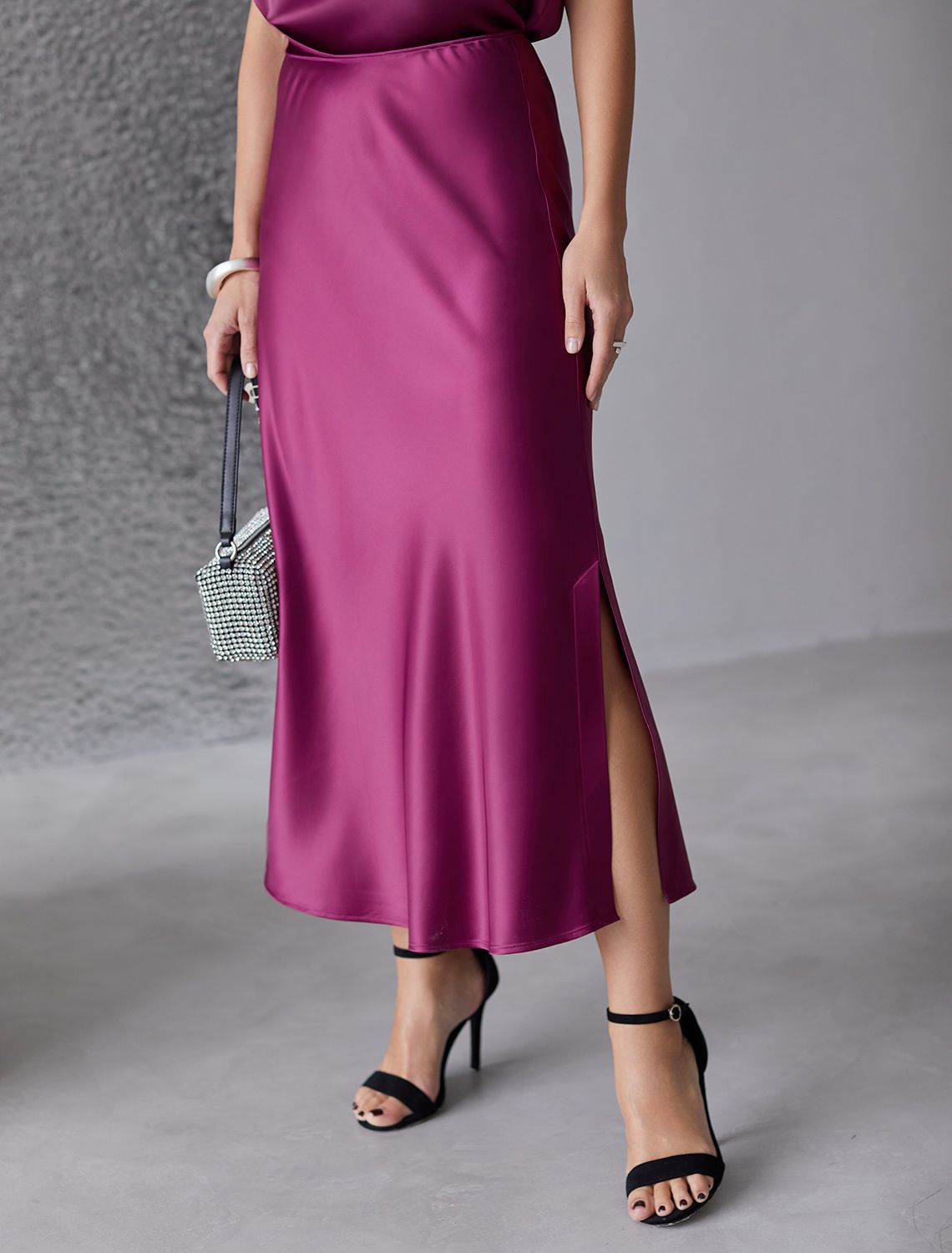 Юбка миди с разрезом из струящегося плотного сатина