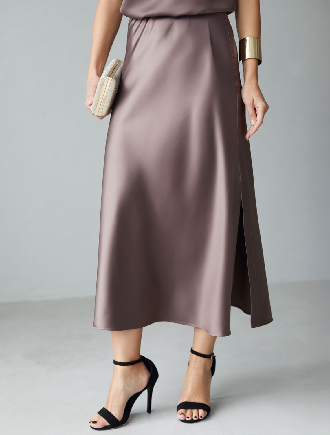 Юбка миди с разрезом из струящегося плотного сатина