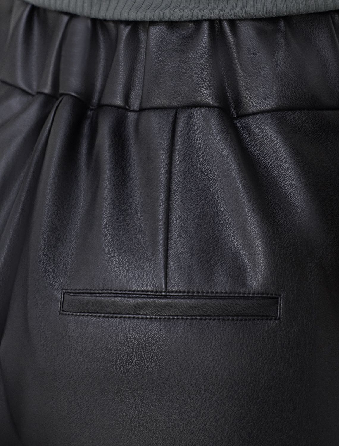 Широкие кожаные брюки-трубы с поясом D24.272 черный