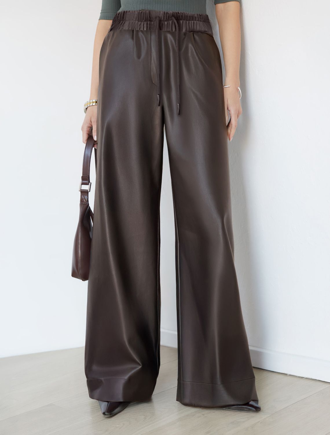 Широкие кожаные брюки-трубы с поясом D24.272 коричневый