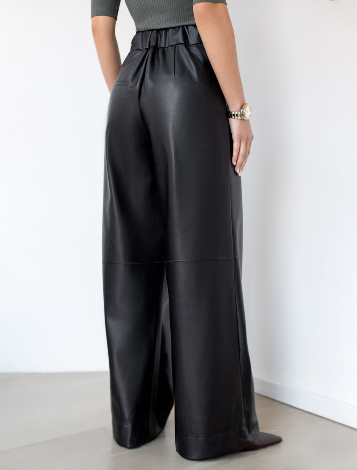 Широкие кожаные брюки-трубы с поясом D24.272 черный