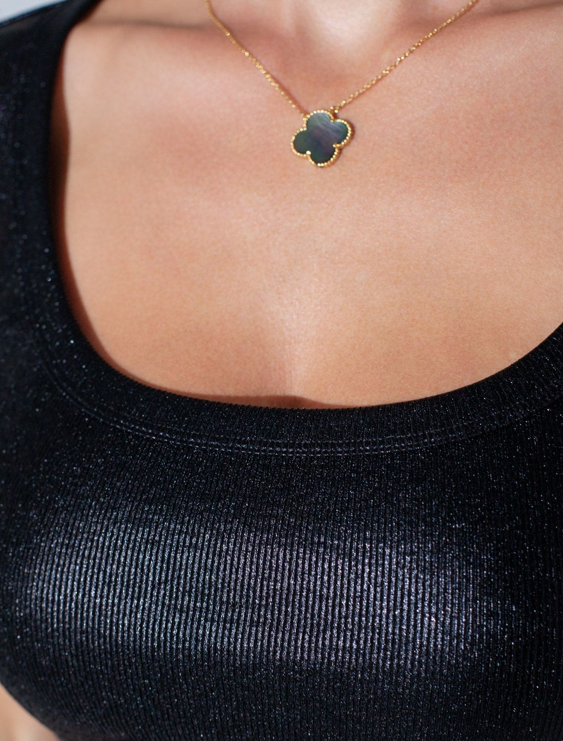 Футболка облегающая из хлопка в рубчик с U вырезом и матовым покрытием металлик D49.120 черный