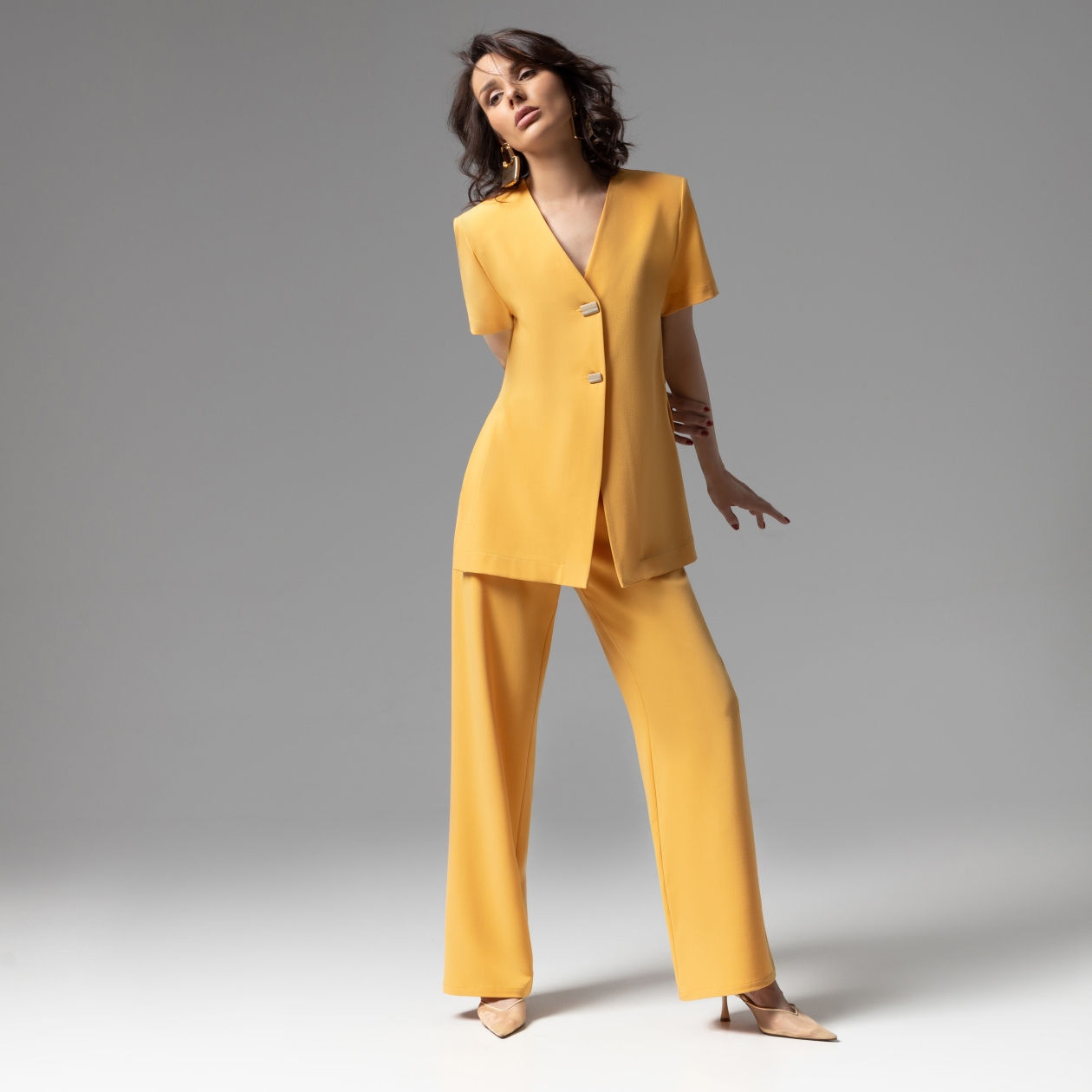 Ст.цена 4490р. Брючный костюм с разрезами, На шаг впереди моды (яркий)