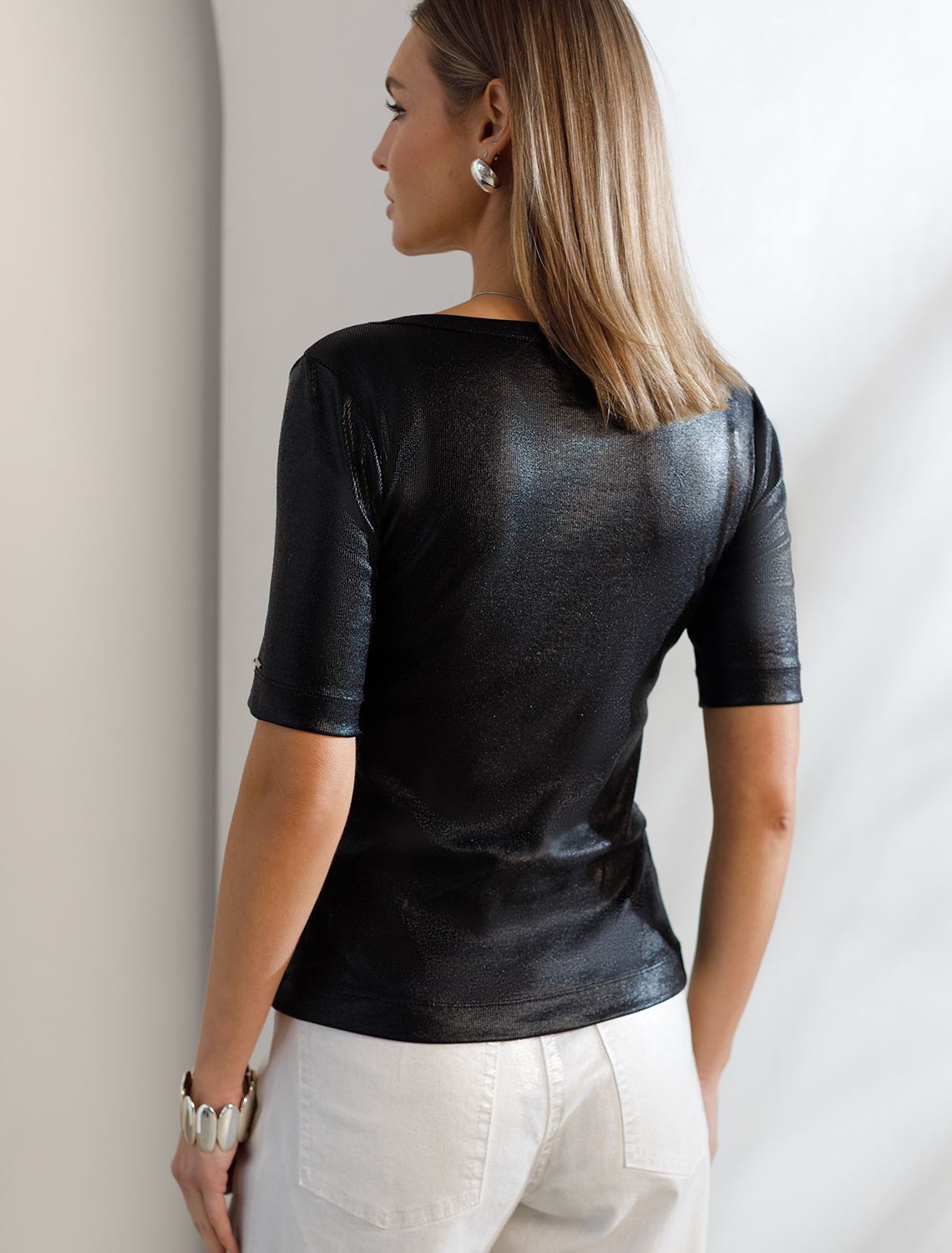 Футболка облегающая из хлопка в рубчик с U вырезом и матовым покрытием металлик D49.120 черный
