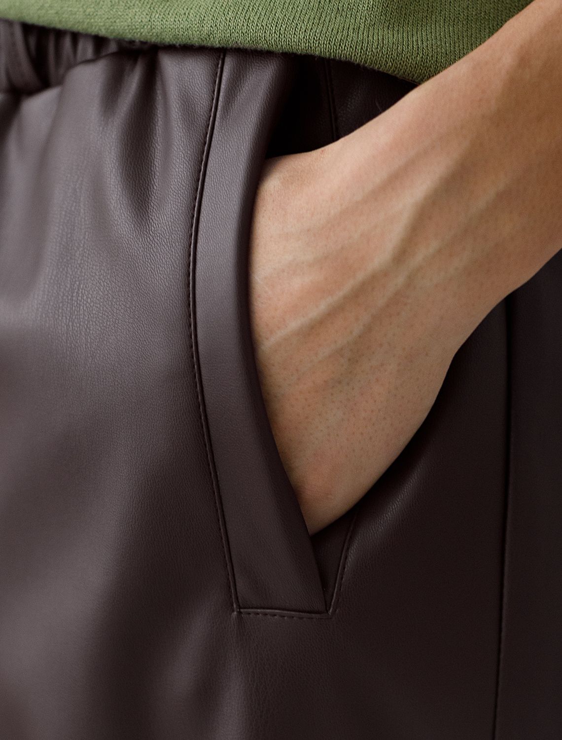 Широкие кожаные брюки-трубы с поясом D24.272 коричневый