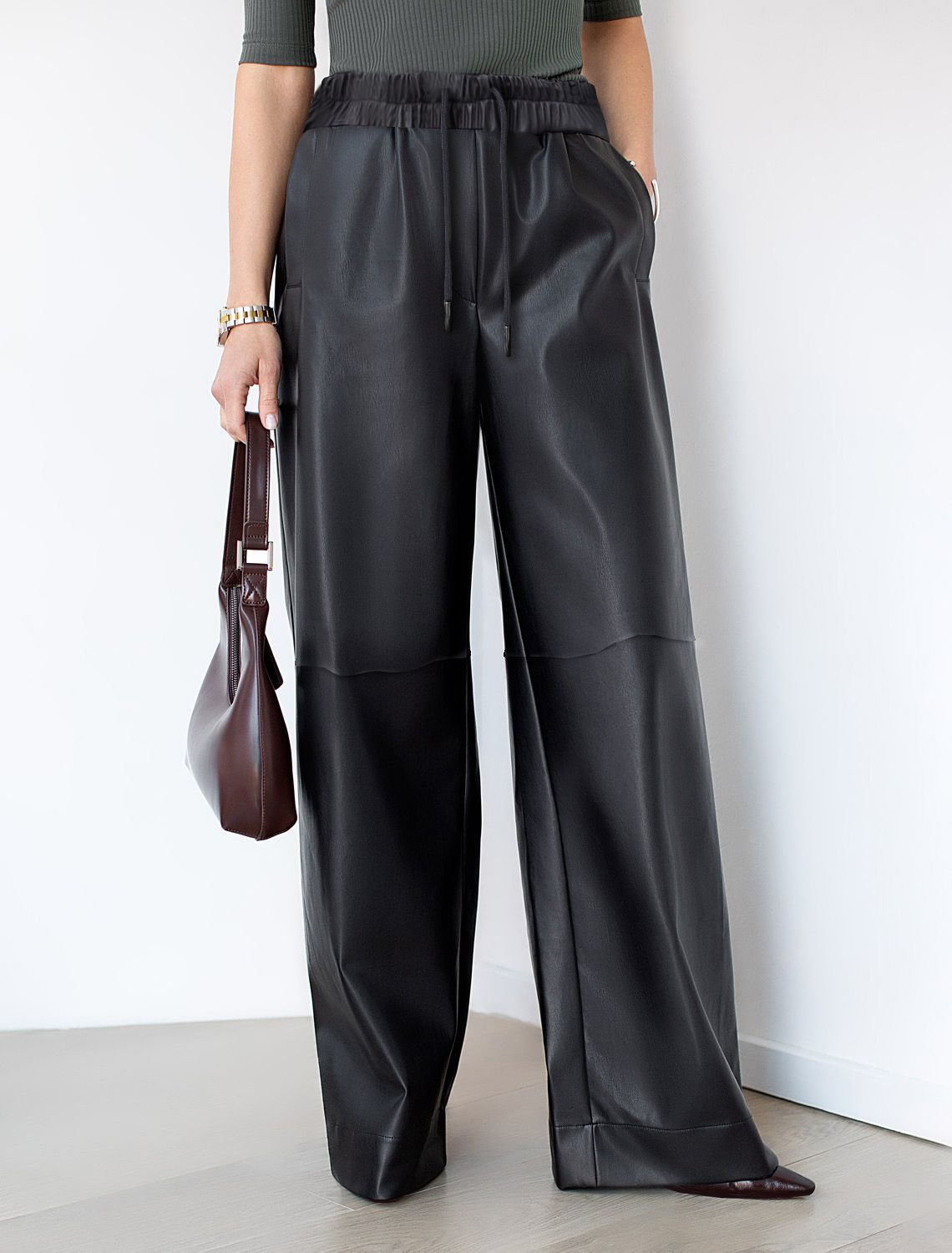 Широкие кожаные брюки-трубы с поясом D24.272 черный