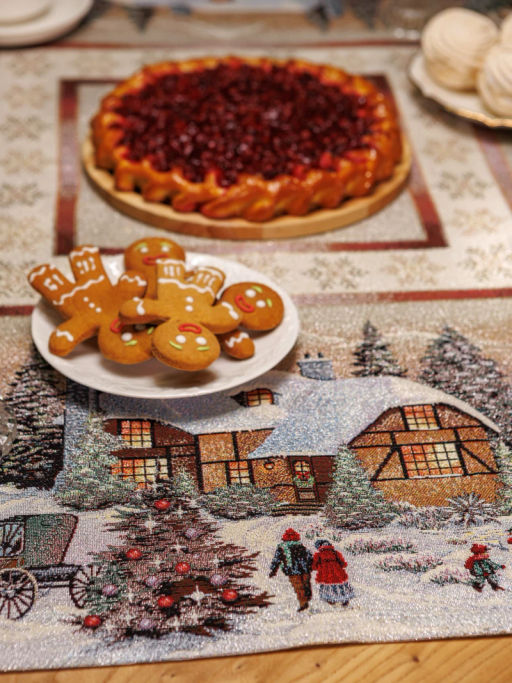 Новогодний вечер бежевый фон Снежинки Скатерть 140х140 см 2103972