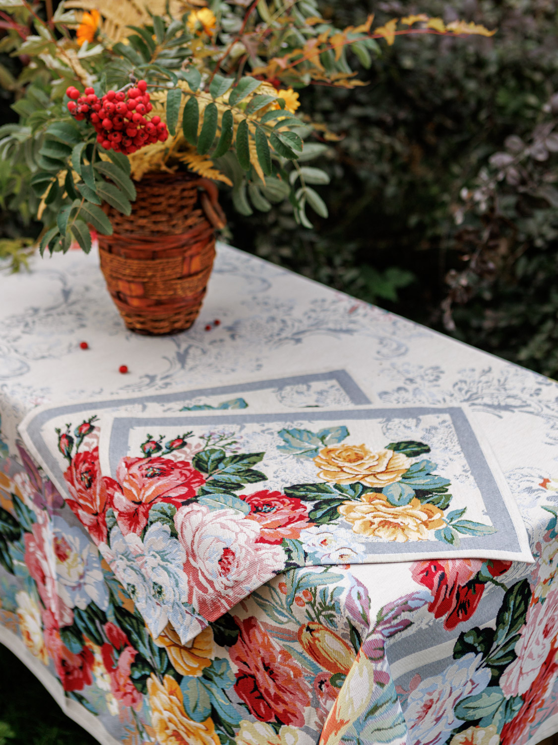 Розы герцогини сепия Скатерть круг д140 см Н/Р 2519941