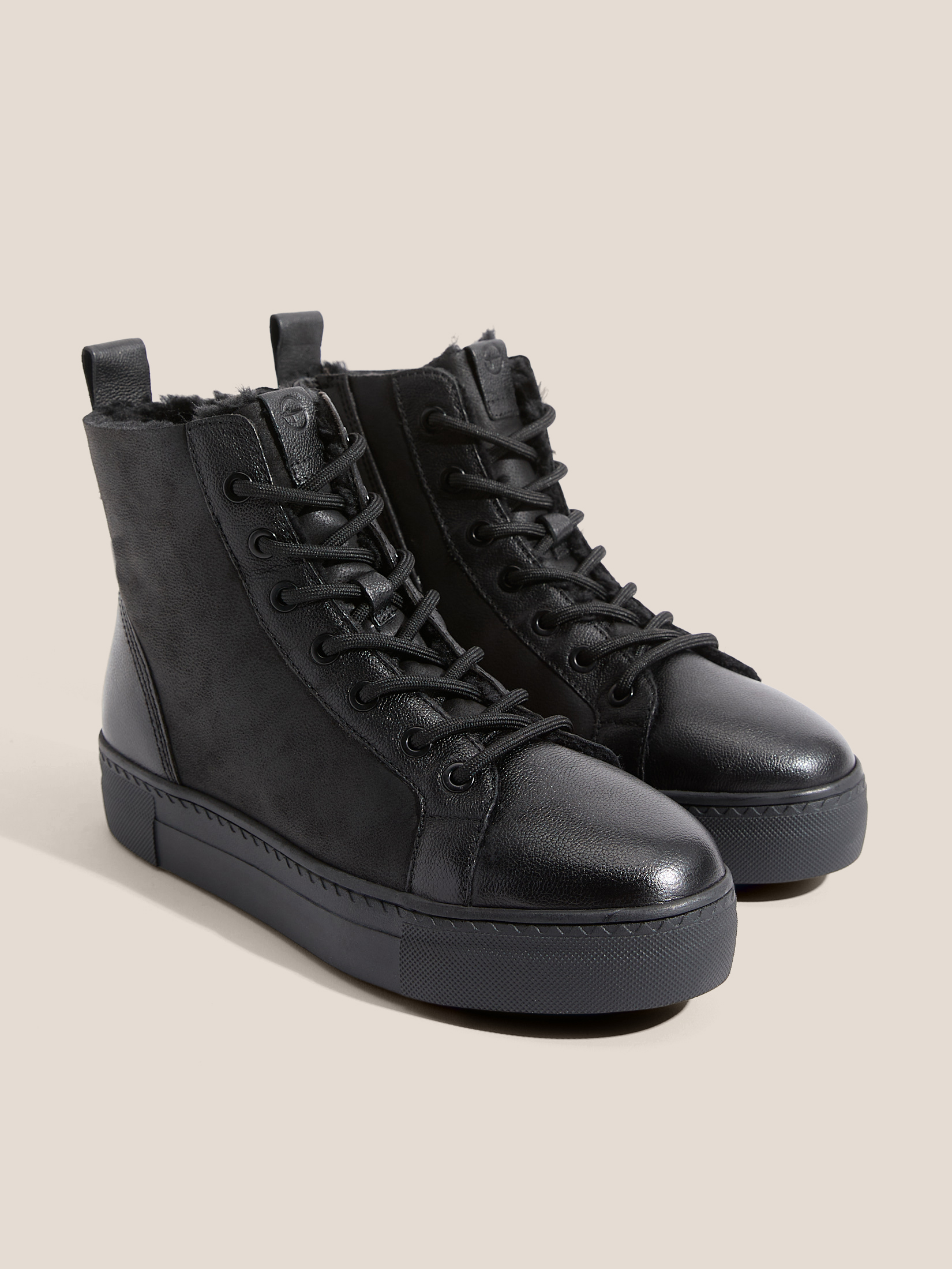 6840 р. 12000 р. Женские высокие кеды TAMARIS ALEXIA